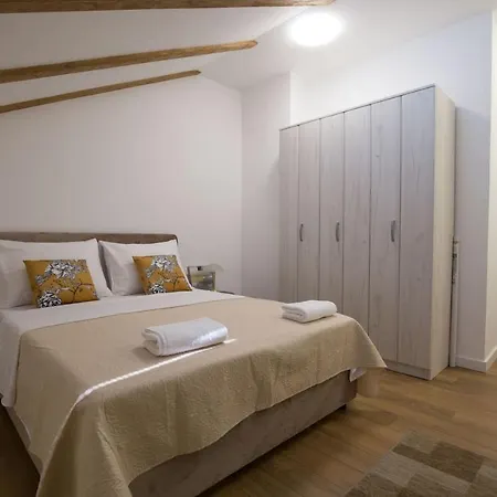 Ten Apartament